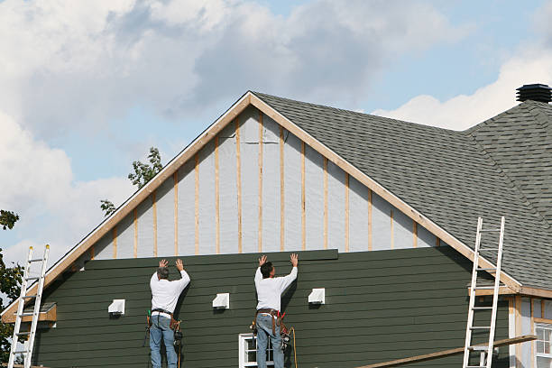 Professional Emergency Siding Repair technician working in Washington, VA